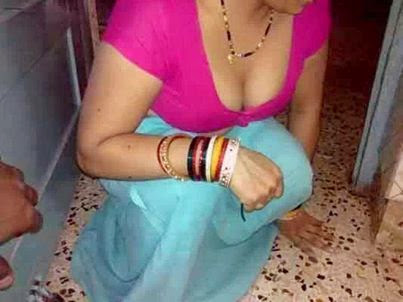 desi wife hot cleavage